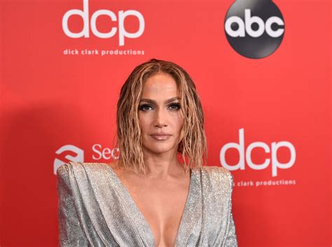 jennifer lopez nudo|Jennifer Lopez, 51, strips completely naked on new In The。